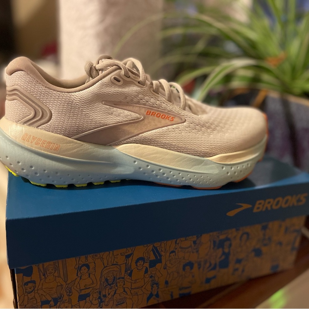Brooks Women's Running Shoes - Cream